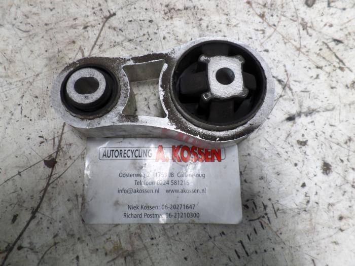 Used Engine mount Opel Vivaro 2.5 CDTI 16V Price on request offered by N Kossen Autorecycling BV