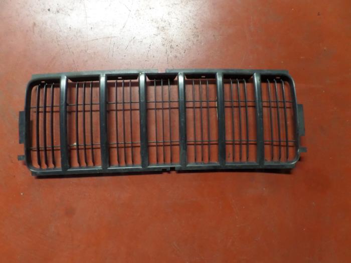 Używane Grill Jeep Cherokee/Liberty (KJ) 2.5 CRD 16V Cena na żądanie oferowane przez N Kossen Autorecycling BV