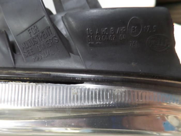 Optique avant principal droit d'un Volkswagen Golf IV (1J1) 1.4 16V 2000