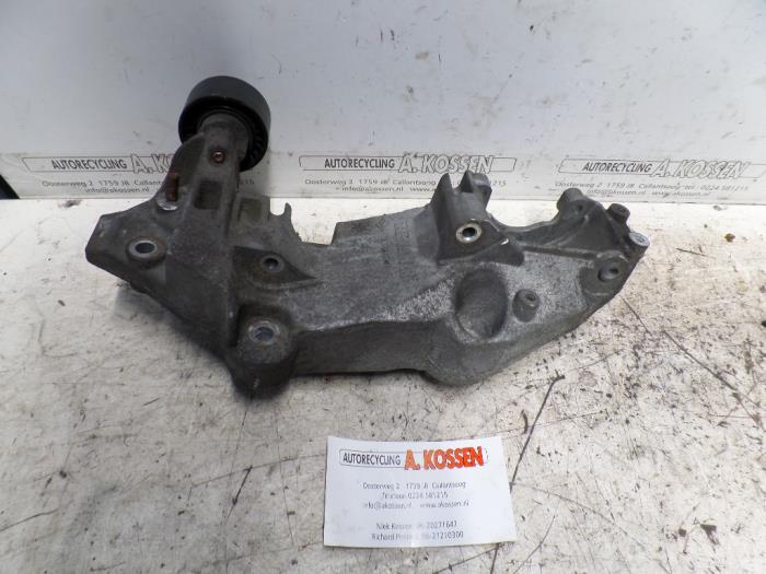Usagé Support dynamo bas Renault Trafic New (FL) 2.0 dCi 16V 90 Prix sur demande proposé par N Kossen Autorecycling BV