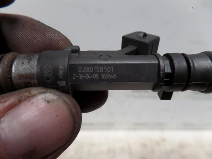 Injector (petrol injection) from a Opel Corsa 2006
