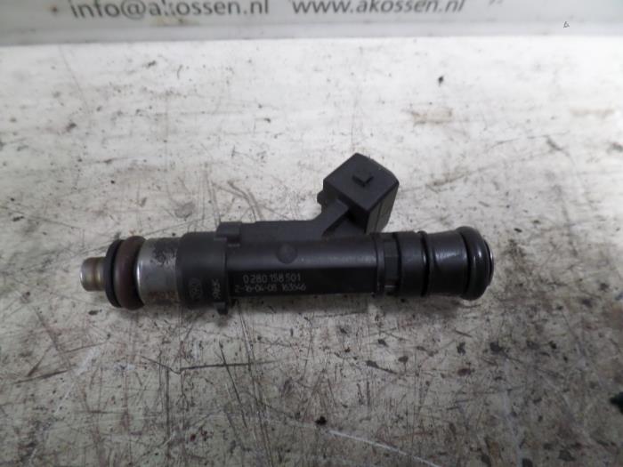 Injector (petrol injection) from a Opel Corsa 2006
