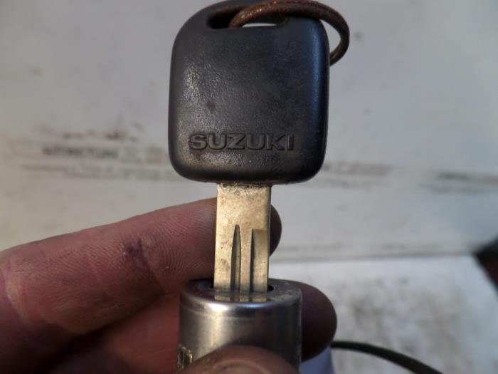 Türschlosszylinder links van een Suzuki Swift (SF310/413) 1.3 1998