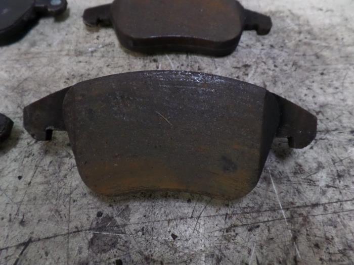 Front brake pad from a Citroën C4 Picasso (UD/UE/UF) 2.0 16V Autom. 2007