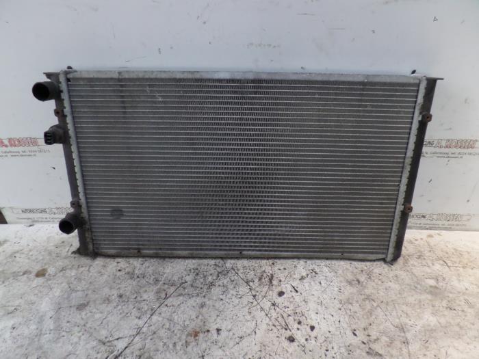 Radiator from a Volkswagen Golf III (1H1) 2.8 VR6 1992