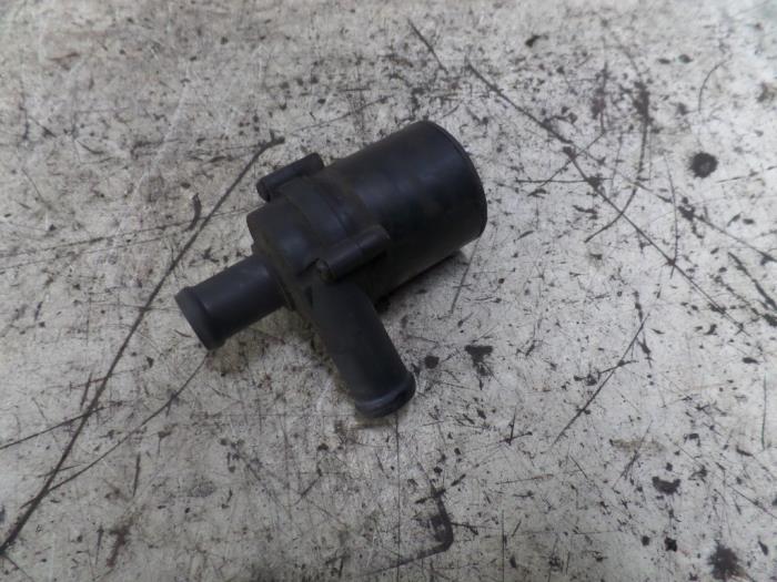 Begagnade Extra vattenpump BMW 6 serie (E63) M6 V10 40V Pris på förfrågan erbjuds av N Kossen Autorecycling BV