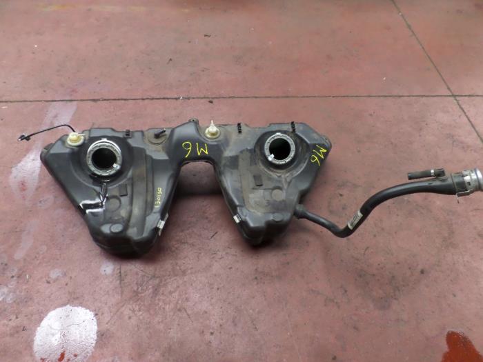 Używane Zbiornik BMW 6 serie (E63) M6 V10 40V Cena na żądanie oferowane przez N Kossen Autorecycling BV