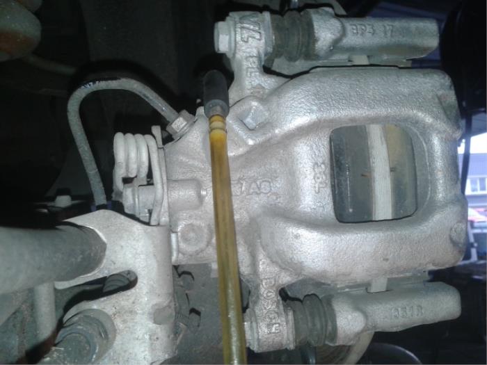 Rear brake calliper, left from a Volkswagen Caddy III (2KA,2KH,2CA,2CH) 1.6 TDI 16V 2014