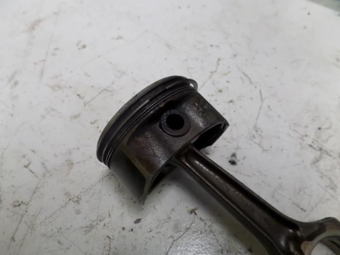 Usagé Piston Opel Astra Prix sur demande proposé par N Kossen Autorecycling BV