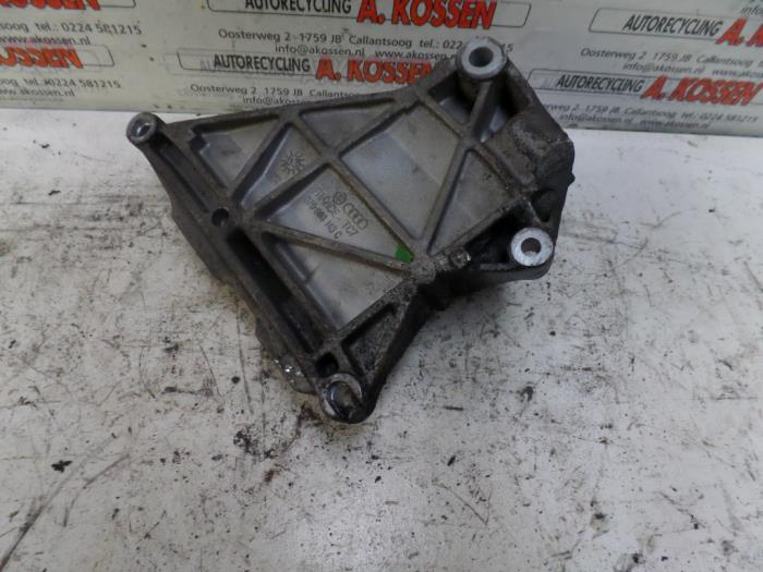 Support dynamo haut d'un Volkswagen Transporter T5 2.5 TDi 2004