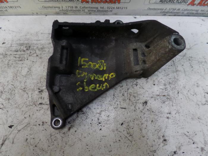 Support dynamo haut d'un Volkswagen Transporter T5 2.5 TDi 2004