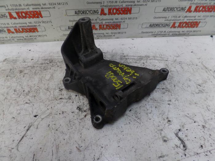 Usagé Support dynamo haut Volkswagen Transporter T5 2.5 TDi Prix sur demande proposé par N Kossen Autorecycling BV