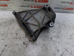 Support dynamo haut d'un Volkswagen Transporter T5 2.5 TDi 2004