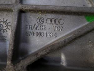 Support dynamo haut d'un Volkswagen Transporter T5 2.5 TDi 2004