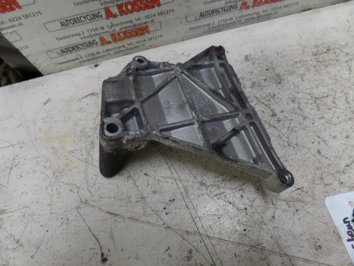 Usagé Support dynamo bas Volkswagen Transporter T5 2.5 TDi Prix sur demande proposé par N Kossen Autorecycling BV