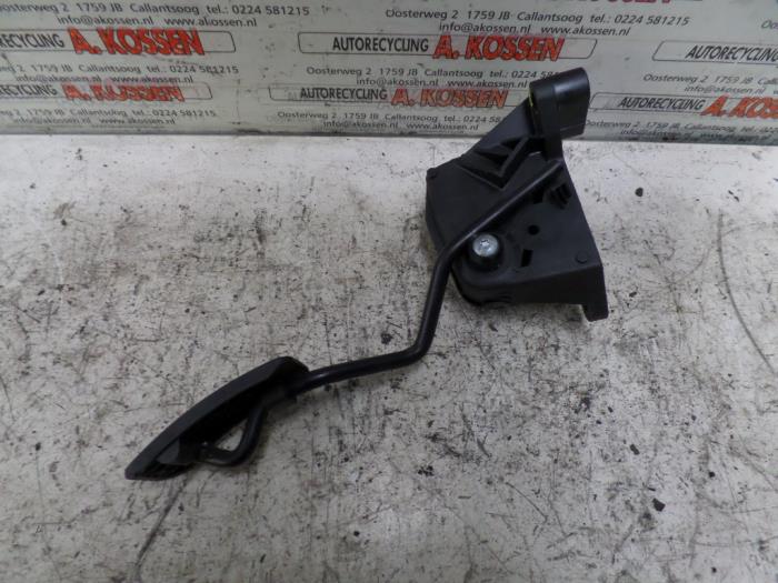 Accelerator pedal from a Opel Astra H (L48) 1.6 16V Twinport 2006