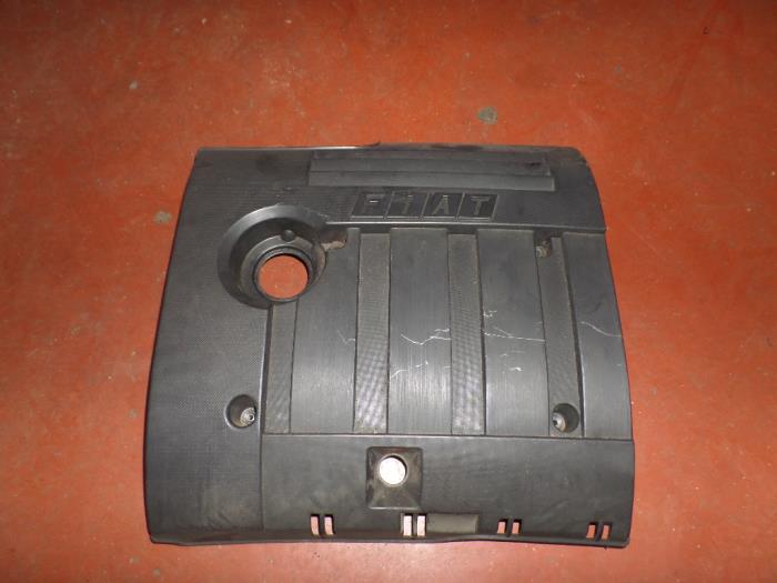 Engine cover from a Fiat Stilo (192A/B) 1.8 16V 2002