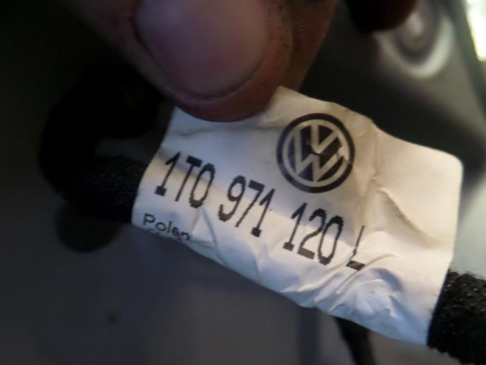 Begagnade Kablage Volkswagen Touran (1T1/T2) 2.0 TDI 16V 140 Pris på förfrågan erbjuds av N Kossen Autorecycling BV