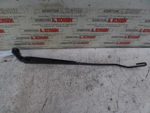 Used Front wiper arm Chrysler Voyager/Grand Voyager (RG) 2.8 CRD 16V Autom. Price on request offered by N Kossen Autorecycling BV