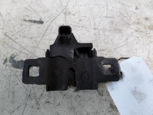 Used Bonnet lock mechanism Landrover Discovery III (LAA/TAA) 2.7 TD V6 Price on request offered by N Kossen Autorecycling BV