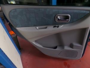 Używane Tapicerka drzwi lewych tylnych wersja 4-drzwiowa Nissan Almera Tino (V10M) 2.2 Di 16V Cena na żądanie oferowane przez N Kossen Autorecycling BV