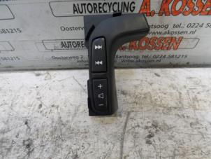 Used Radio remote control Volvo V70 (SW) 2.4 T5 20V Price on request offered by N Kossen Autorecycling BV