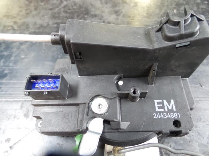 Front door lock mechanism 4-door, right Opel Meriva 1.6 16V - 24434881EM