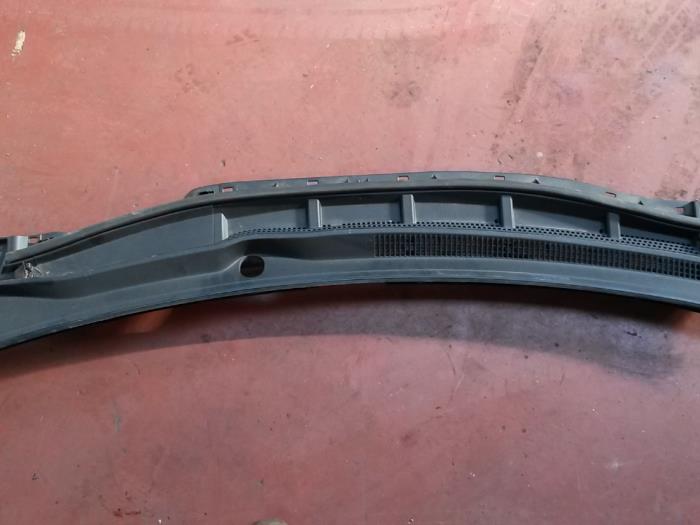 Cowl top grille from a Toyota Prius (ZVW3) 1.8 16V 2010