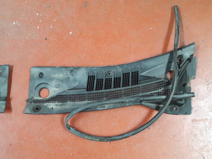 Używane Parawan Nissan Almera Tino (V10M) 1.8 16V Cena na żądanie oferowane przez N Kossen Autorecycling BV