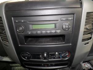 Gebrauchte Radio CD Spieler Volkswagen Crafter 2.0 TDI Preis auf Anfrage angeboten von N Kossen Autorecycling BV