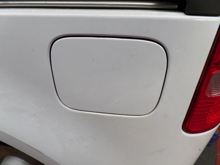 Tank cap cover from a Volkswagen Caddy III (2KA,2KH,2CA,2CH) 1.6 TDI 16V 2014