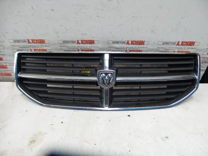 Używane Grill Dodge Caliber 2.0 CRD 16V Cena na żądanie oferowane przez N Kossen Autorecycling BV