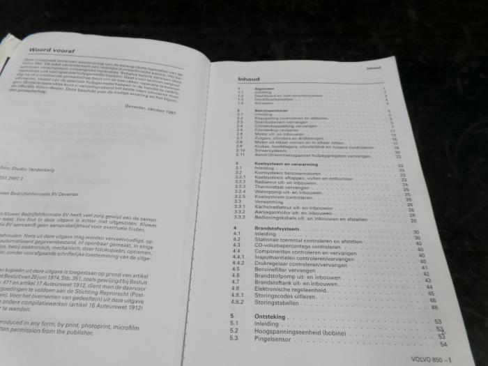 Instruction Booklet from a Volvo 850 2.5i GLT 20V 1992