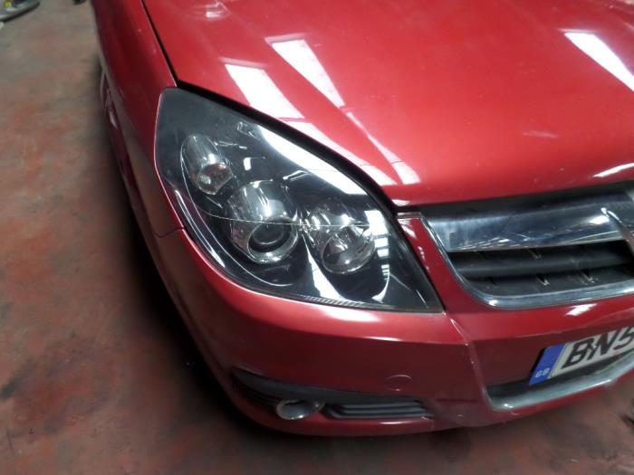 Zderzak przedni z Opel Signum 2006