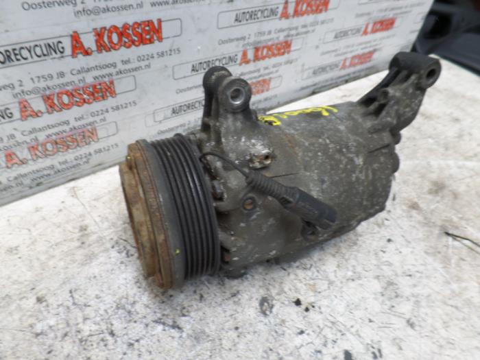 Air conditioning pump from a MINI Mini One/Cooper (R50) 1.6 16V Cooper 2005