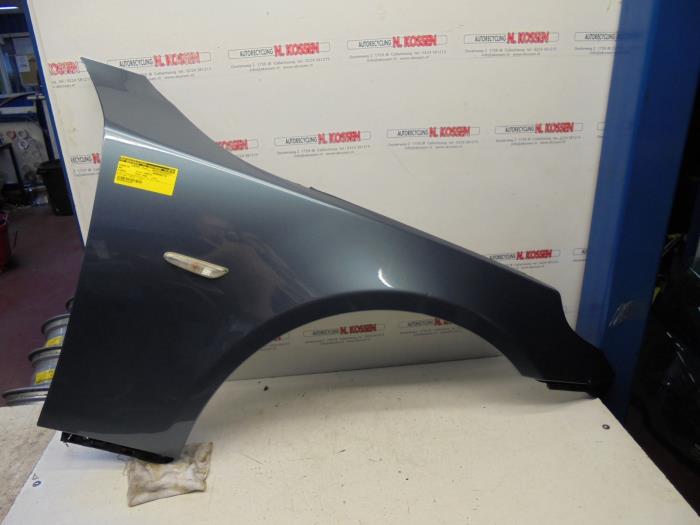 Front wing, right from a BMW 5 serie (E60) 520d 16V 2008