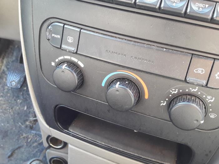 Używane Panel climatronic Dodge Ram Van 2.5 CRD Cena na żądanie oferowane przez N Kossen Autorecycling BV