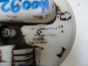 Usados Bomba de gasolina Renault Twingo (C06) 1.2 Precio de solicitud ofrecido por N Kossen Autorecycling BV