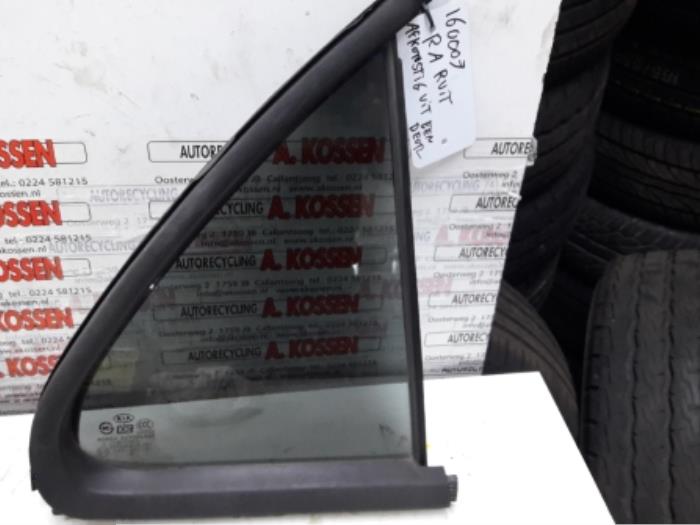 Usados Ventanilla triangular derecha detrás Kia Sorento I (JC) 2.5 CRDi 16V VGT Precio de solicitud ofrecido por N Kossen Autorecycling BV