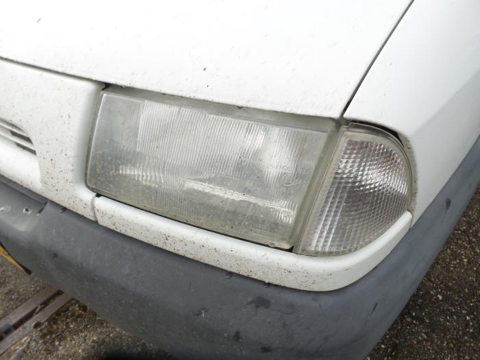 Scheinwerferring links van een Peugeot Expert (222/224) 2.0 HDi 90 2001