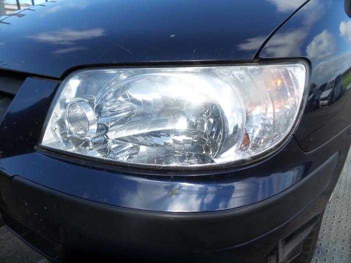 Używane Reflektor lewy Hyundai Matrix 1.6 16V Cena na żądanie oferowane przez N Kossen Autorecycling BV