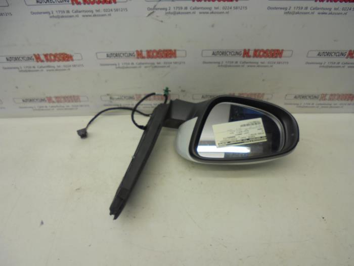 Wing mirror, left from a Volkswagen Touran (1T3) 2.0 TDI 16V 140 2015
