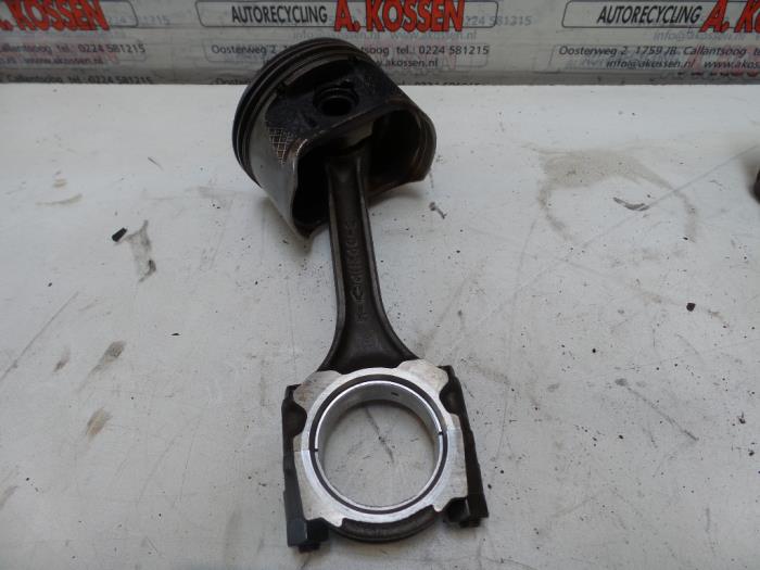 Usagé Bielle Nissan Almera Tino Prix sur demande proposé par N Kossen Autorecycling BV