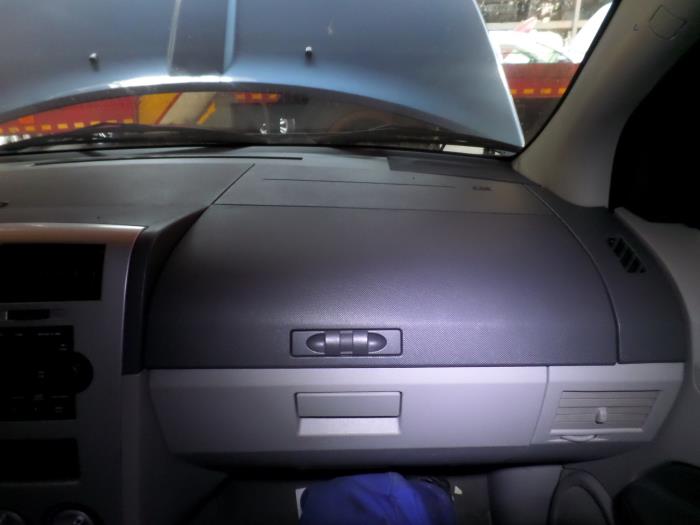 Begagnade Handskfack Dodge Caliber 2.0 CRD 16V Pris på förfrågan erbjuds av N Kossen Autorecycling BV