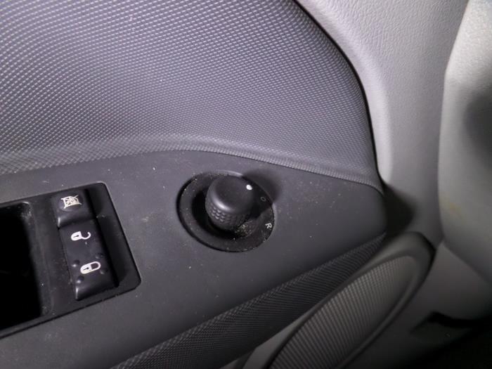 Używane Przelacznik lusterka Dodge Caliber 2.0 CRD 16V Cena na żądanie oferowane przez N Kossen Autorecycling BV