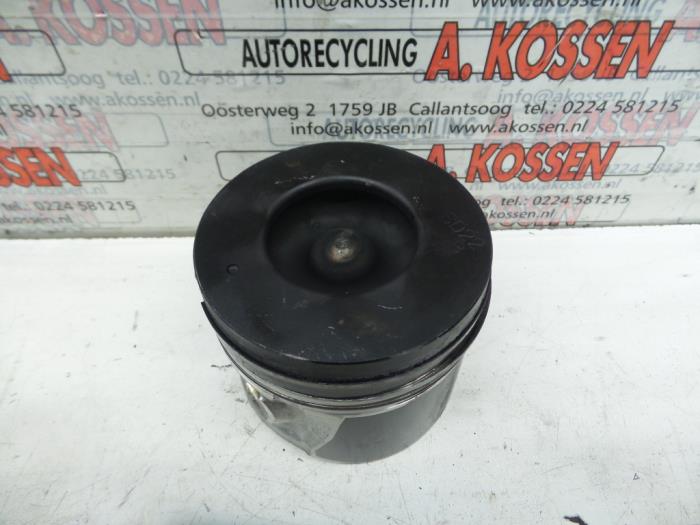 Usagé Piston Hyundai Santafe Prix sur demande proposé par N Kossen Autorecycling BV