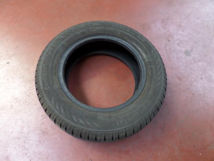 Usagé Pneu Prix sur demande proposé par N Kossen Autorecycling BV