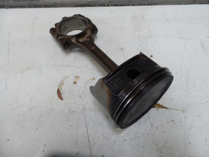Usagé Piston Mitsubishi Grandis Prix sur demande proposé par N Kossen Autorecycling BV