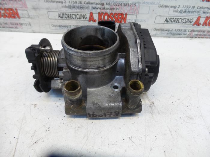 Throttle body from a Audi A4 (B5) 1.6 1996