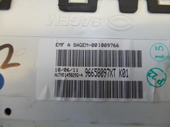 Begagnade Innerdisplay Peugeot 206+ (2L/M) 1.4 XS Pris på förfrågan erbjuds av N Kossen Autorecycling BV